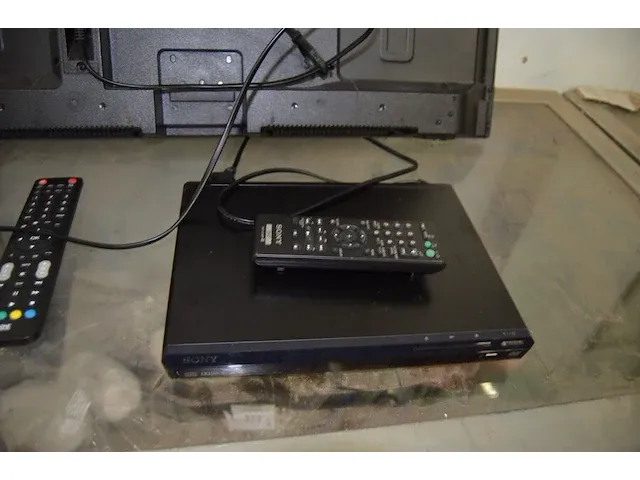 Flatscreen tv sharp lc-32hi3012e met afstandsbediening, dvd speler sony dvp-sr370 met afstandsbediening - afbeelding 9 van  9