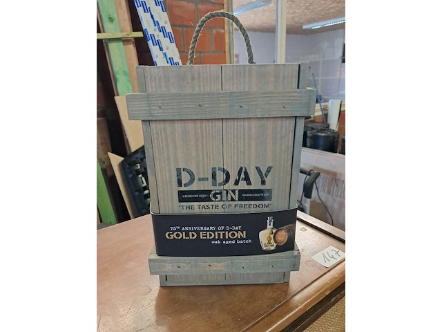 Fles gin gold edition ongeopend in houten kist - afbeelding 1 van  5