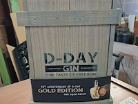 Fles gin gold edition ongeopend in houten kist - afbeelding 1 van  5