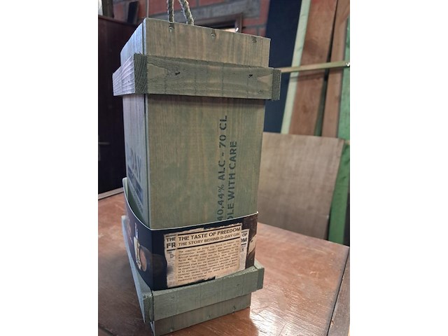 Fles gin gold edition ongeopend in houten kist - afbeelding 2 van  5