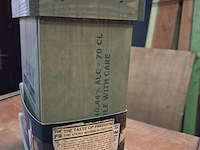 Fles gin gold edition ongeopend in houten kist - afbeelding 2 van  5