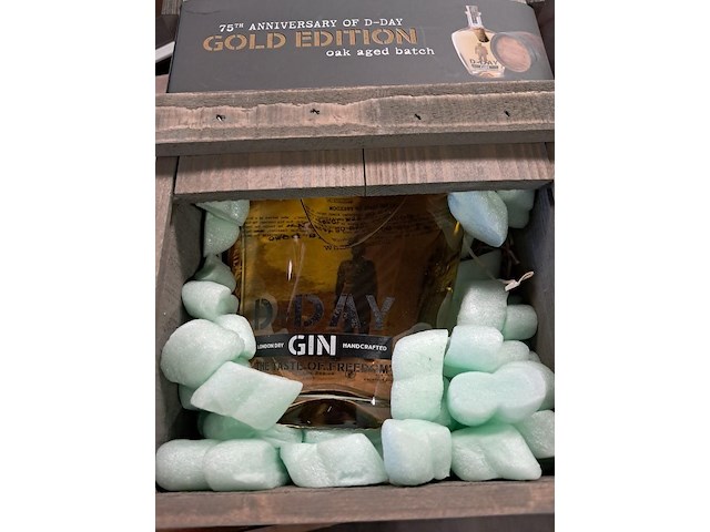 Fles gin gold edition ongeopend in houten kist - afbeelding 4 van  5