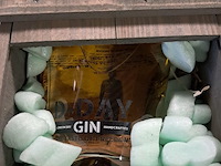 Fles gin gold edition ongeopend in houten kist - afbeelding 4 van  5