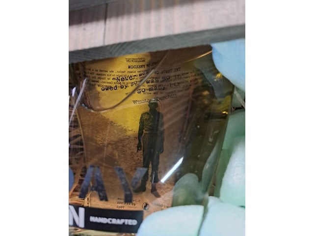 Fles gin gold edition ongeopend in houten kist - afbeelding 5 van  5