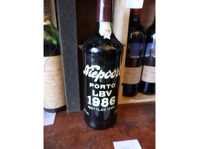 Fles niepoort 1986 gebotteld in 1990 - afbeelding 1 van  2