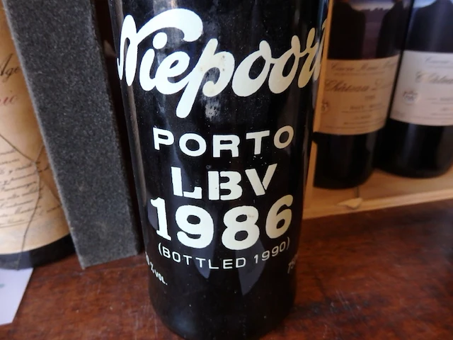Fles niepoort 1986 gebotteld in 1990 - afbeelding 2 van  2