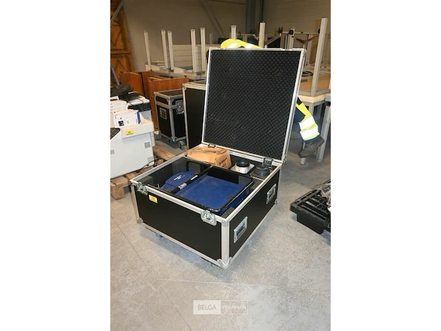 Flight case met barco reality projector - afbeelding 1 van  7