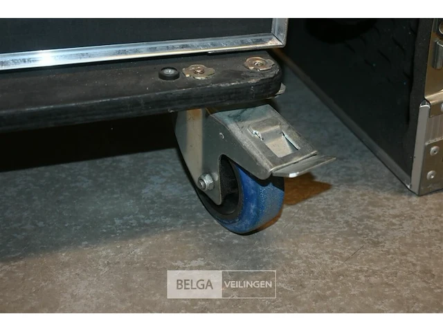 Flight case met professionele versterkers - afbeelding 2 van  11
