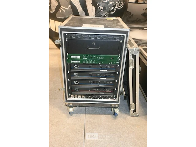 Flight case met professionele versterkers - afbeelding 1 van  11