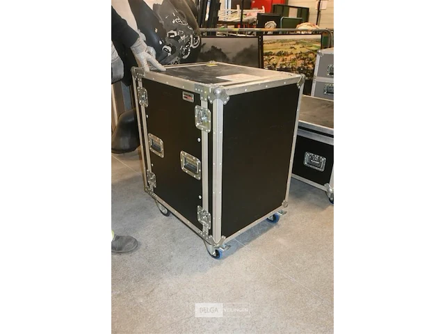 Flight case met professionele versterkers - afbeelding 5 van  11