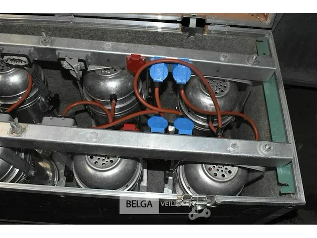 Flightcase met 8 lampen 2x4 l 1,25 x 0,55 x 0,60 - afbeelding 4 van  4