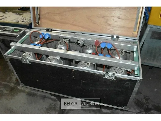 Flightcase met 8 lampen 2x4 l 1,25 x 0,55 x 0,60 - afbeelding 1 van  2