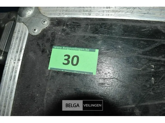 Flightcase met 8 lampen 2x4 l 1,25 x 0,55 x 0,60 - afbeelding 2 van  2