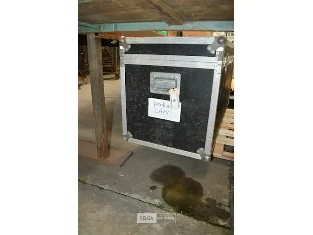Flightcase met 8 lampen voor podium verlichting l x1,5 x b 0,55 x h 0,60 - afbeelding 2 van  9