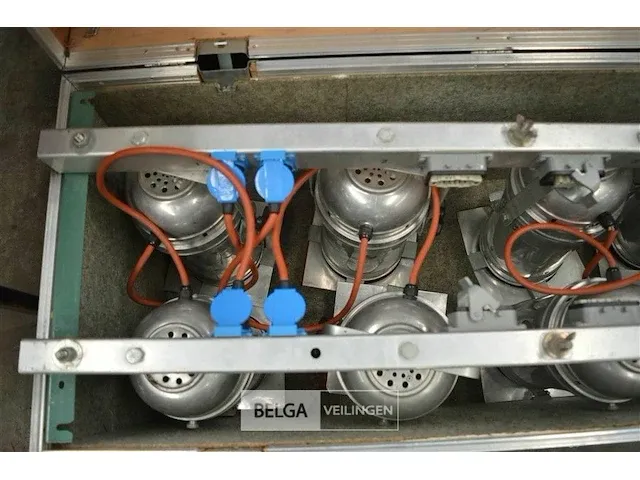 Flightcase met 8 lampen voor podium verlichting l x1,5 x b 0,55 x h 0,60 - afbeelding 8 van  9