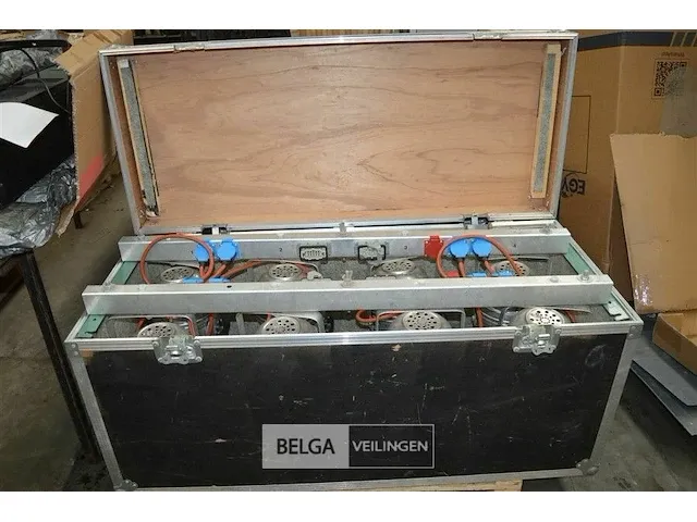 Flightcase met 8 lampen voor podium verlichting l x1,5 x b 0,55 x h 0,60 - afbeelding 1 van  7