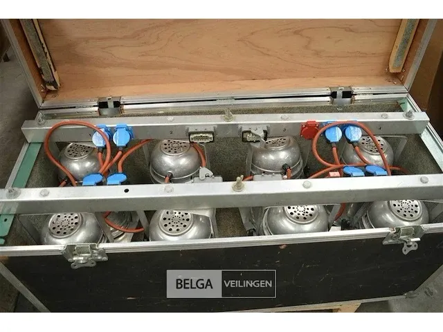 Flightcase met 8 lampen voor podium verlichting l x1,5 x b 0,55 x h 0,60 - afbeelding 5 van  7