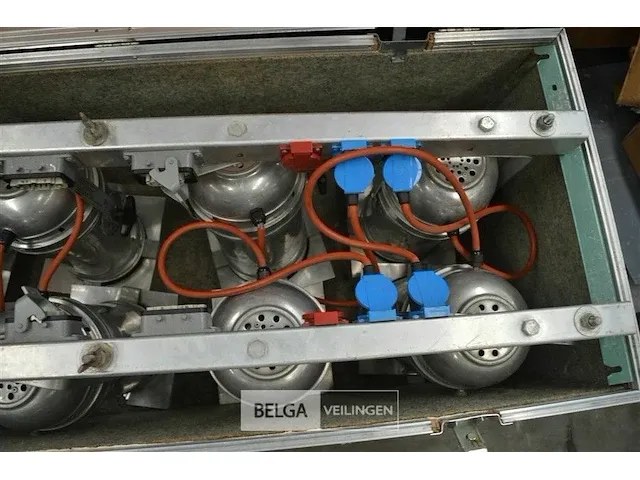 Flightcase met 8 lampen voor podium verlichting l x1,5 x b 0,55 x h 0,60 - afbeelding 7 van  7