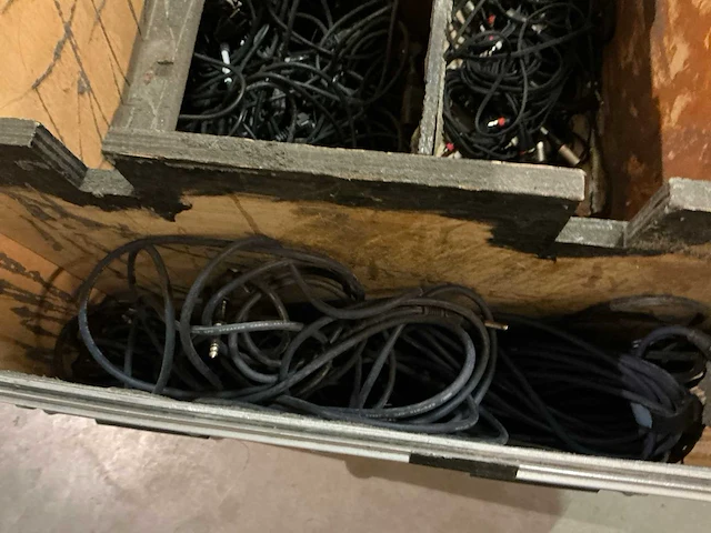 Flightcase met diverse kabels - afbeelding 8 van  8