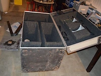 Flightcase op wielen afm. 135x66x84 cm, boksbal everlast (leeg), 2 metalen terrastafel voeten - afbeelding 5 van  6