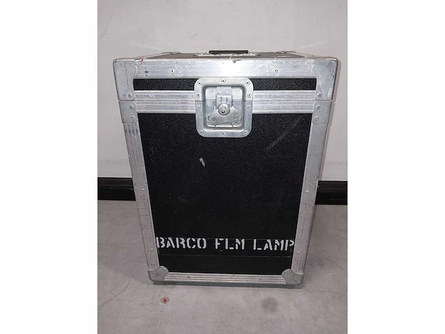 Flightcase voor barco flm 3kw universele lamphouder - afbeelding 1 van  4