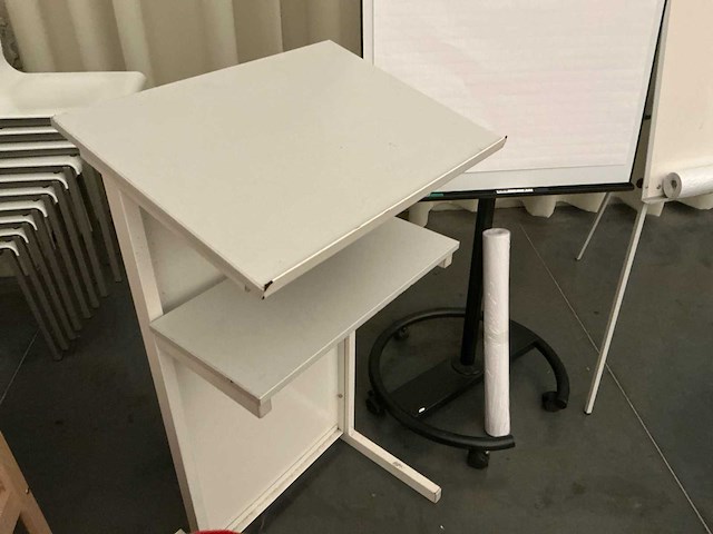 Flipchart, whiteboard en spreekgestoelte - afbeelding 2 van  4