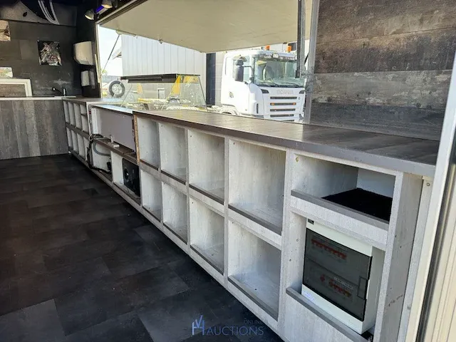 Foodtruck "frituur maxi" - afbeelding 17 van  18