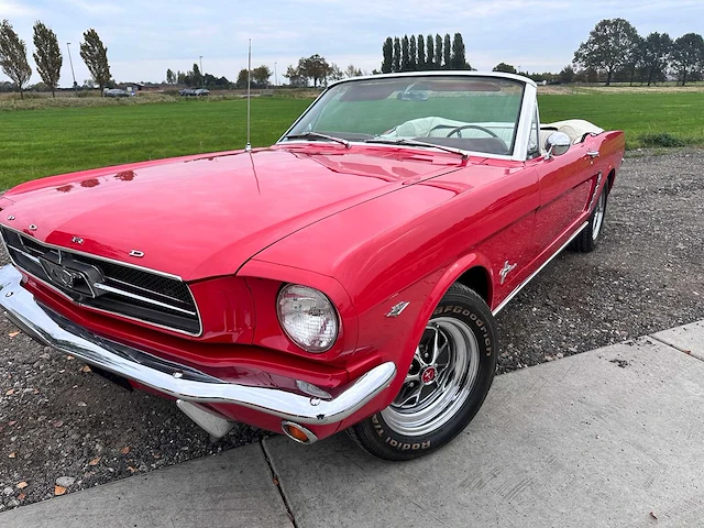 Ford - mustang cabrio - oldtimer - afbeelding 21 van  61