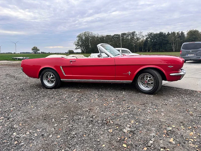 Ford - mustang cabrio - oldtimer - afbeelding 37 van  61