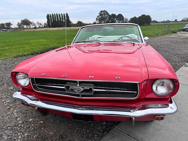 Ford - mustang cabrio - oldtimer - afbeelding 24 van  61