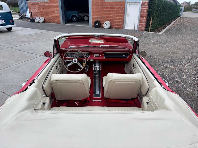 Ford - mustang cabrio - oldtimer - afbeelding 33 van  61