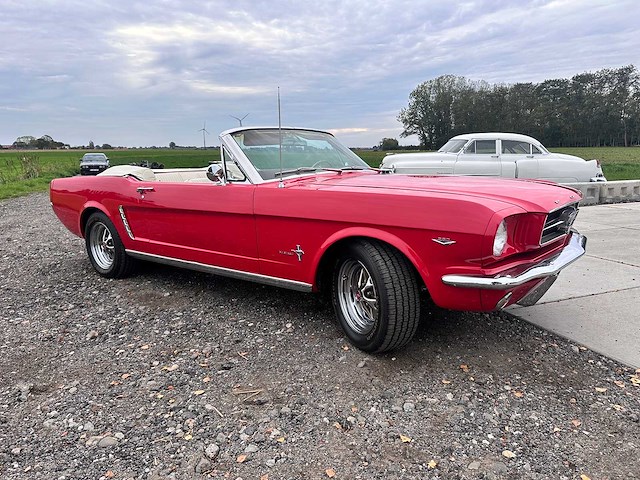 Ford - mustang cabrio - oldtimer - afbeelding 38 van  61