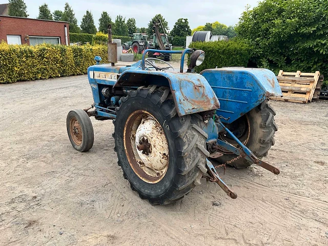 Ford 3000 tweewielaangedreven landbouwtractor oldtimer - afbeelding 2 van  17