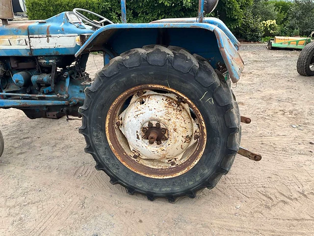 Ford 3000 tweewielaangedreven landbouwtractor oldtimer - afbeelding 3 van  17