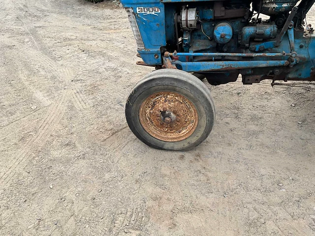 Ford 3000 tweewielaangedreven landbouwtractor oldtimer - afbeelding 4 van  17