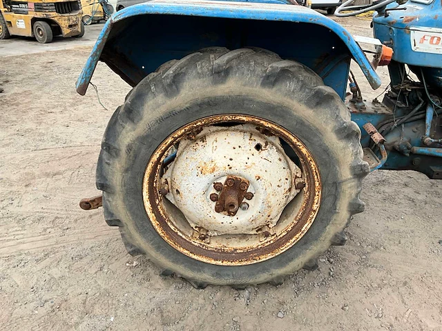 Ford 3000 tweewielaangedreven landbouwtractor oldtimer - afbeelding 6 van  17