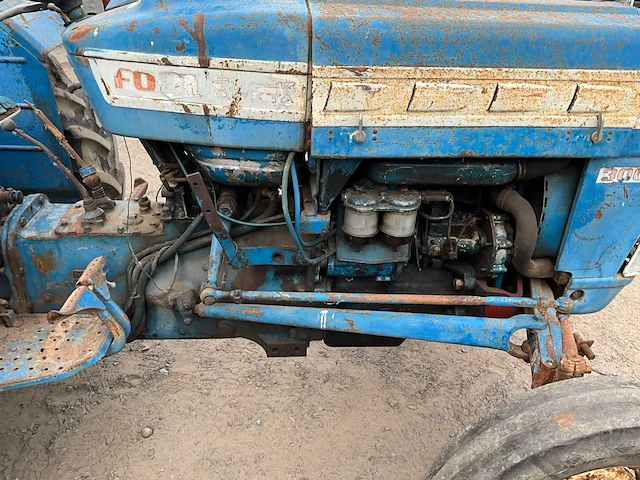 Ford 3000 tweewielaangedreven landbouwtractor oldtimer - afbeelding 8 van  17