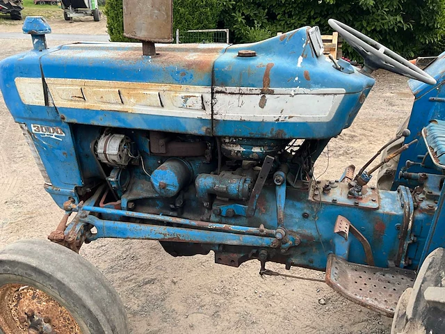 Ford 3000 tweewielaangedreven landbouwtractor oldtimer - afbeelding 9 van  17