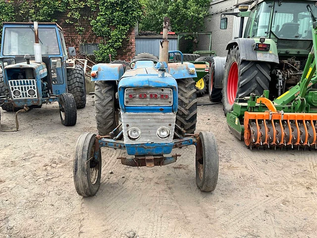 Ford 3000 tweewielaangedreven landbouwtractor oldtimer - afbeelding 11 van  17