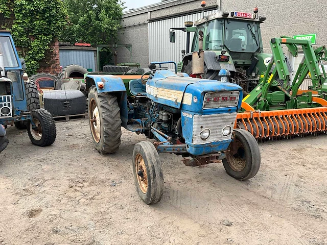 Ford 3000 tweewielaangedreven landbouwtractor oldtimer - afbeelding 12 van  17