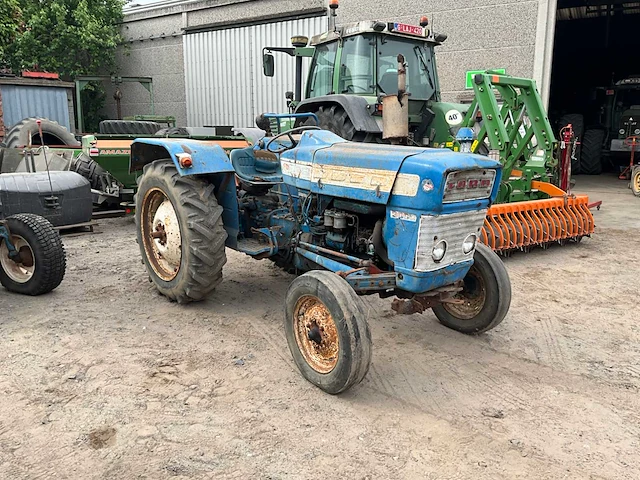 Ford 3000 tweewielaangedreven landbouwtractor oldtimer - afbeelding 13 van  17