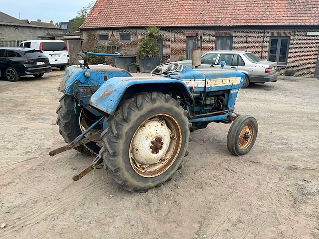 Ford 3000 tweewielaangedreven landbouwtractor oldtimer - afbeelding 14 van  17