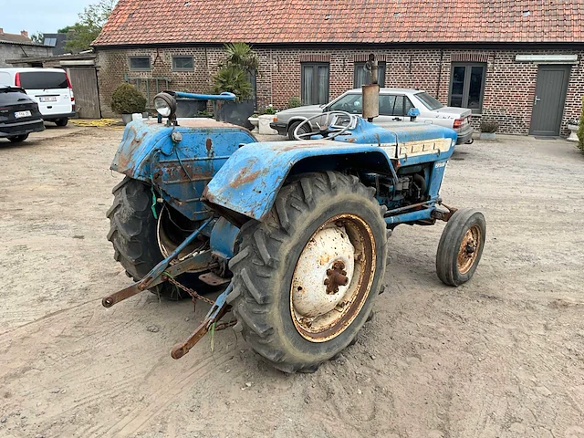 Ford 3000 tweewielaangedreven landbouwtractor oldtimer - afbeelding 15 van  17