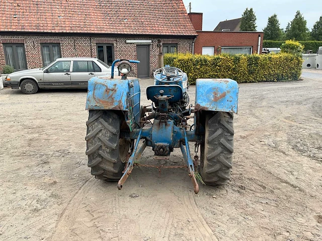 Ford 3000 tweewielaangedreven landbouwtractor oldtimer - afbeelding 16 van  17