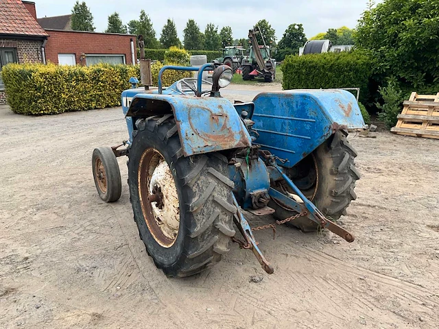 Ford 3000 tweewielaangedreven landbouwtractor oldtimer - afbeelding 17 van  17