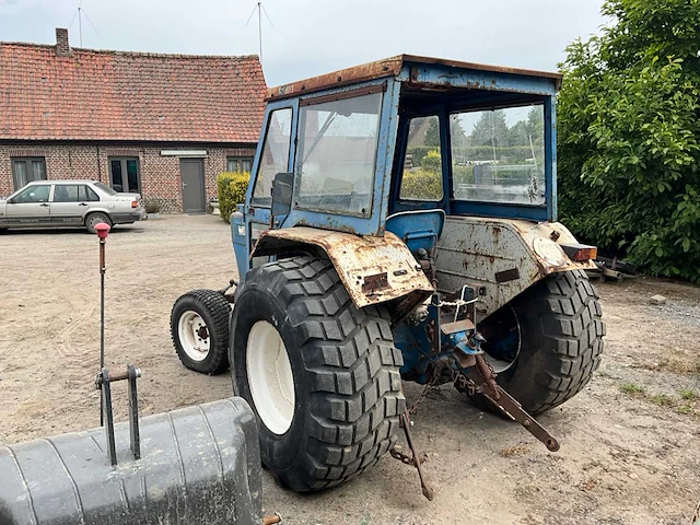 Ford 3000 tweewielaangedreven landbouwtractor oldtimer - afbeelding 2 van  18