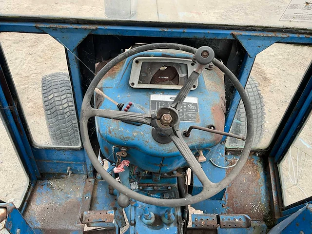 Ford 3000 tweewielaangedreven landbouwtractor oldtimer - afbeelding 3 van  18