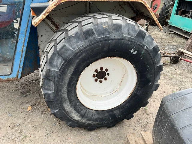 Ford 3000 tweewielaangedreven landbouwtractor oldtimer - afbeelding 4 van  18