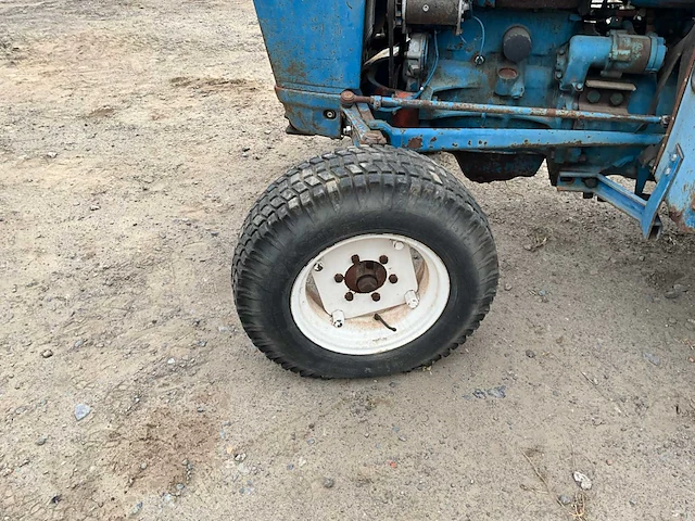 Ford 3000 tweewielaangedreven landbouwtractor oldtimer - afbeelding 5 van  18