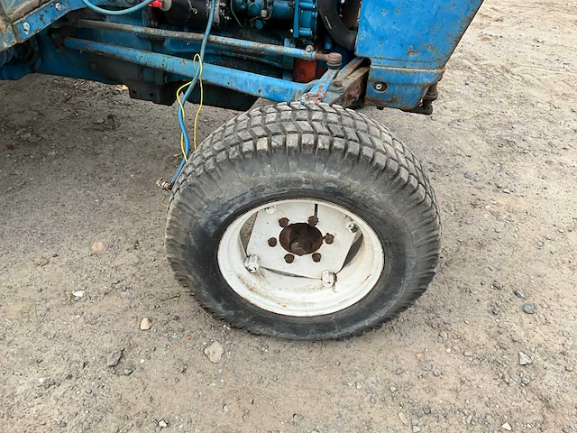 Ford 3000 tweewielaangedreven landbouwtractor oldtimer - afbeelding 6 van  18